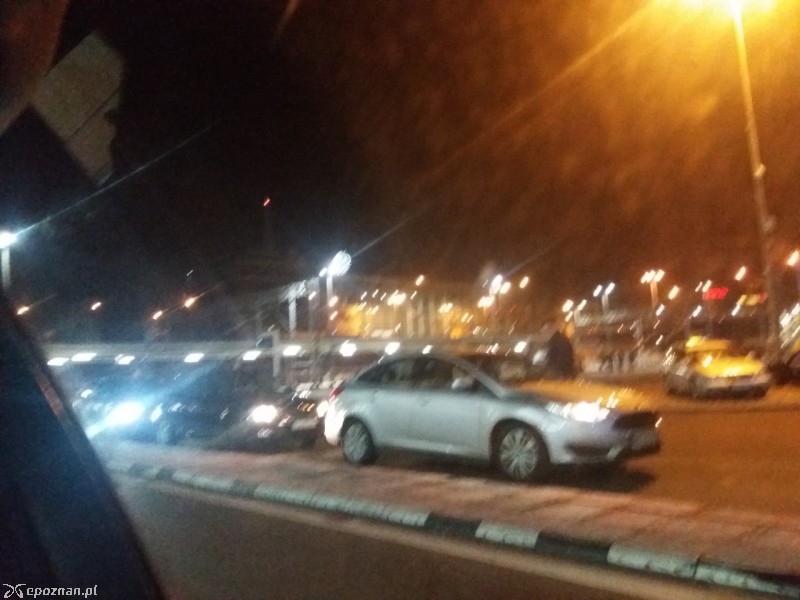 Zdaniem naszego czytelnika, to kierowcy Ubera zablokowali drogi przy dworcu | fot. Tomek