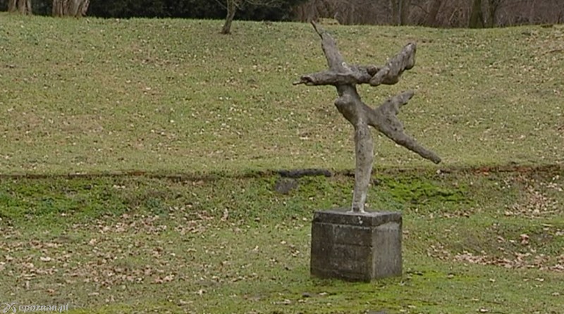 Rzeźba Mewy i sadzawka dziś