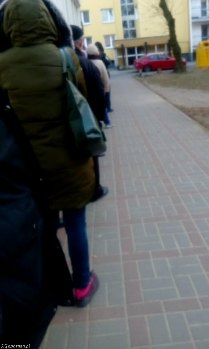 Kolejka do przychodni na ul. Newtona | fot. Kasia