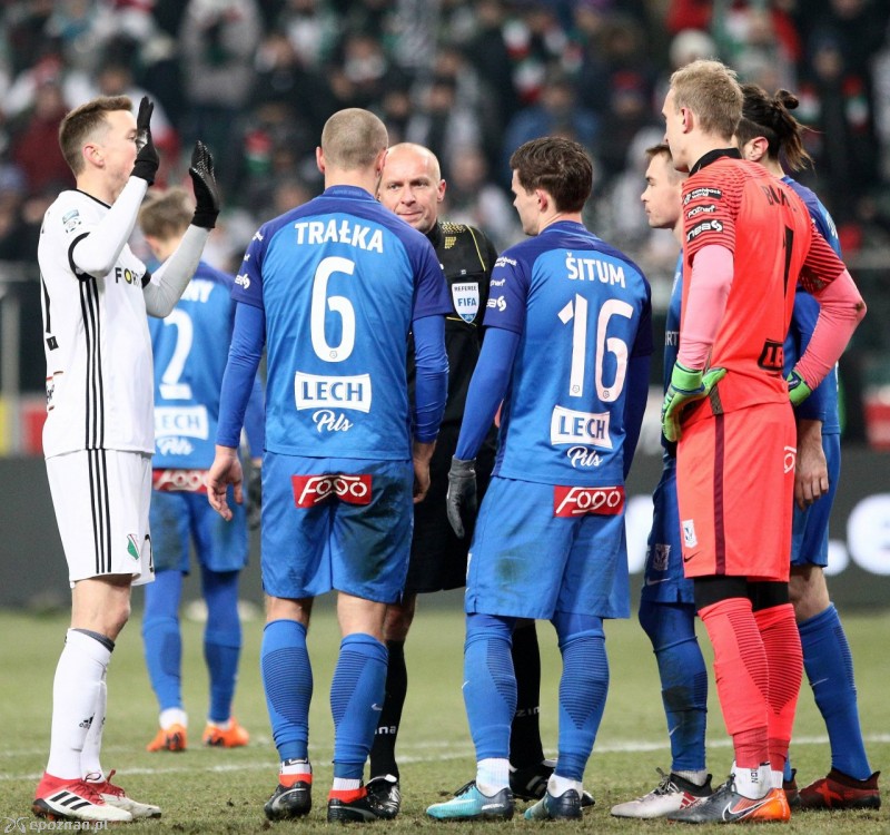 Lechici w dyskusji z arbitrem fot. PAP/Leszek Szymański