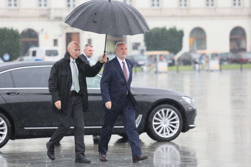 Macierewicz z ochroniarzem w lipcu 2017 roku fot. PAP/Leszek Szymański