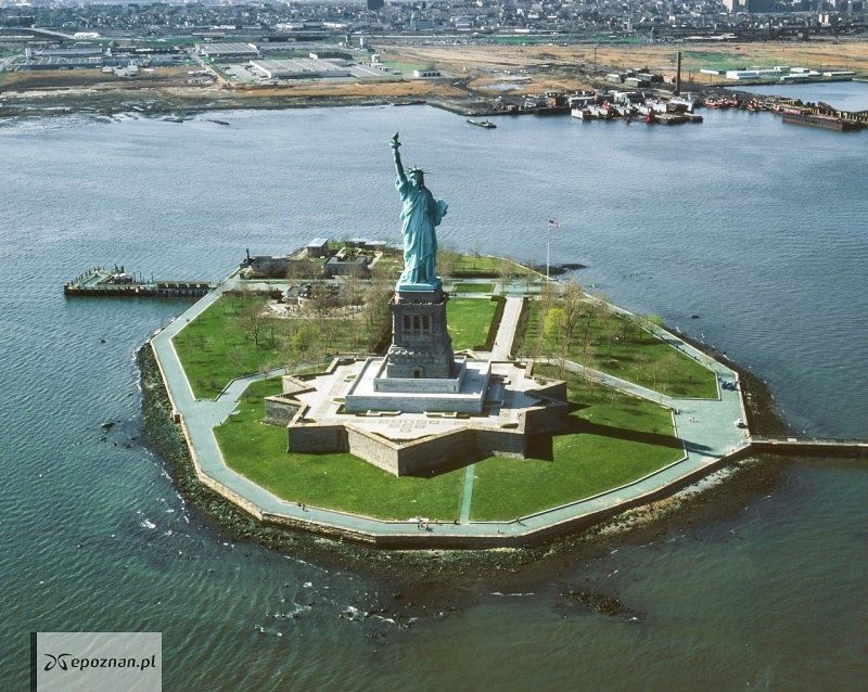 By https://www.loc.gov/pictures/item/ny1251.color.570000c, Domena publiczna, https://commons.wikimedia.org/w/index.php?curid=40183364