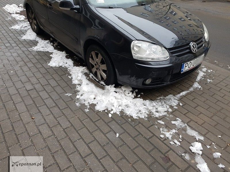 Kilka miesięcy temu przebito opony w kilkunastu autach fot. Czytelnik