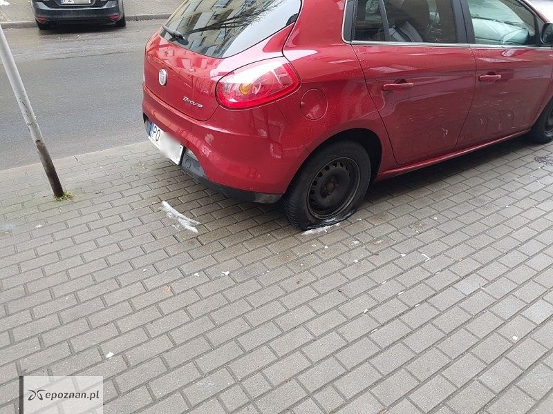 Kilka miesięcy temu przebito opony w kilkunastu autach fot. Czytelnik