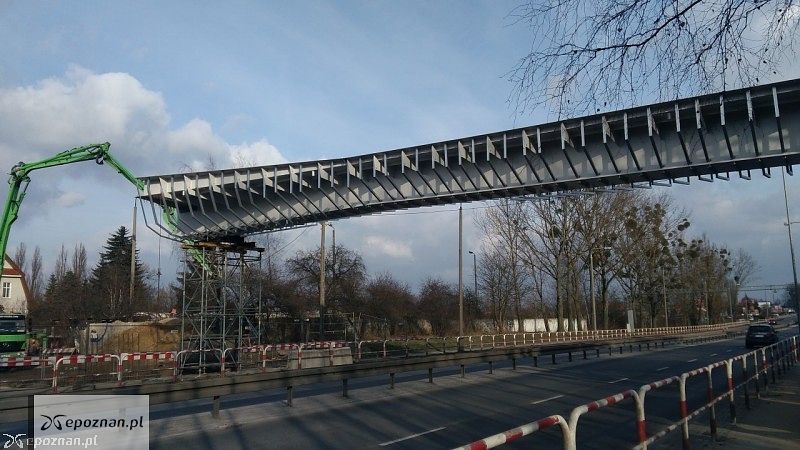 Nowa kładka w trakcie budowy | fot. Przemek