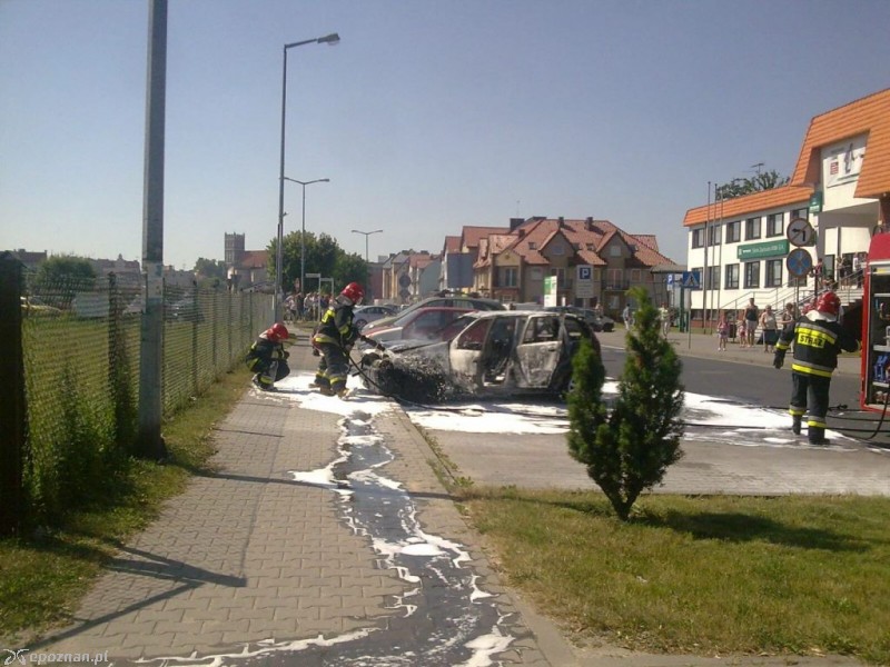 Pożar auta w Środzie Wlkp. | fot. Wojtek