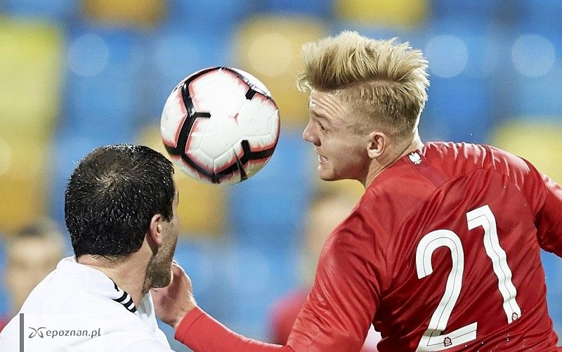 Kamil Jóźwiak w walce o piłkę | fot. PAP/Adam Warżawa