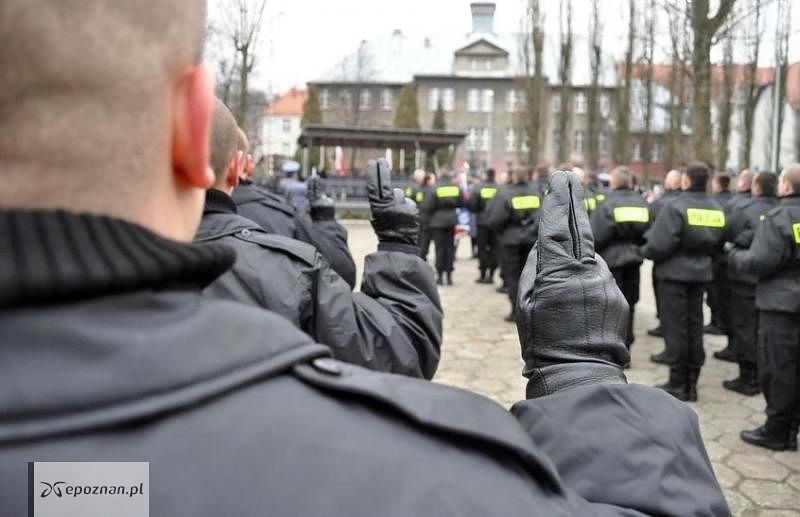 Policjanci podczas ślubowania wypowiadają słowa \'Wykonując powierzone mi zadania, ślubuję pilnie przestrzegać prawa (...) Ślubuję strzec honoru, godności i dobrego imienia służby oraz przestrzegać zasad etyki zawodowej\' | fot. Śląska Policja