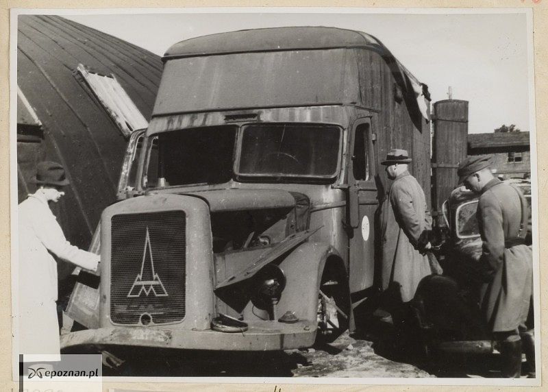 Oględziny samochodu-komory gazowej w 1945 r. | fot. IPN