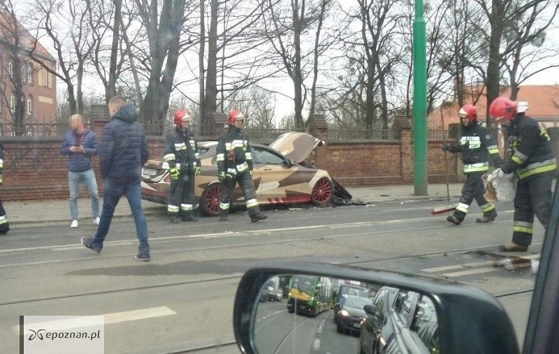 Efekty jednego z wypadków na skrzyżowaniu Grunwaldzka/Śniadeckich | fot. Artur