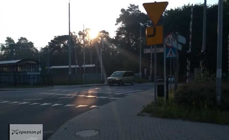 Naprawa auta na przejeździe | fot. Tom