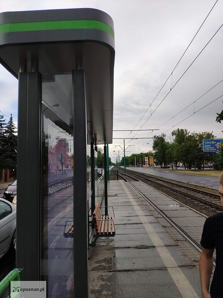 Wąska wiata na przystanku Drzewieckiego | fot. Spotted: MPK Poznań / FB