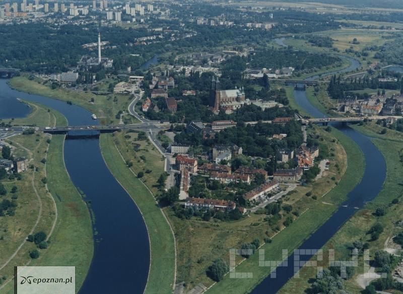Ostrów Tumski z Elektrociepłownią Garbary około roku 2000 | fot. Janusz Korpal / CYRYL