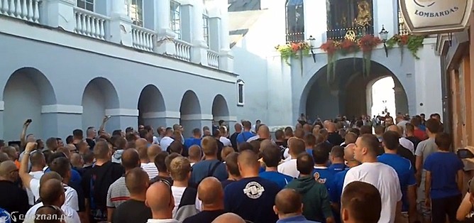 Kibice Lecha Poznań pod Ostrą Bramą w Wilnie | fot. YouTube