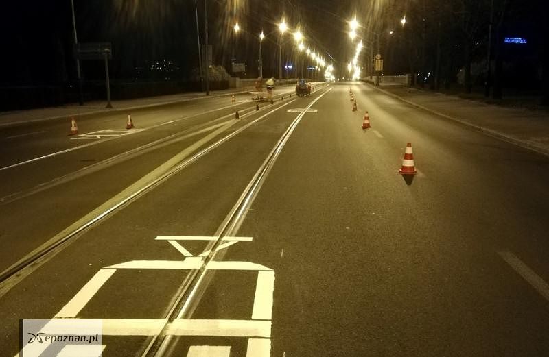 Na moście wymalowano piktogramy informujące o tym, ile miejsca zajmuje tramwaj | fot. ZDM / archiwum