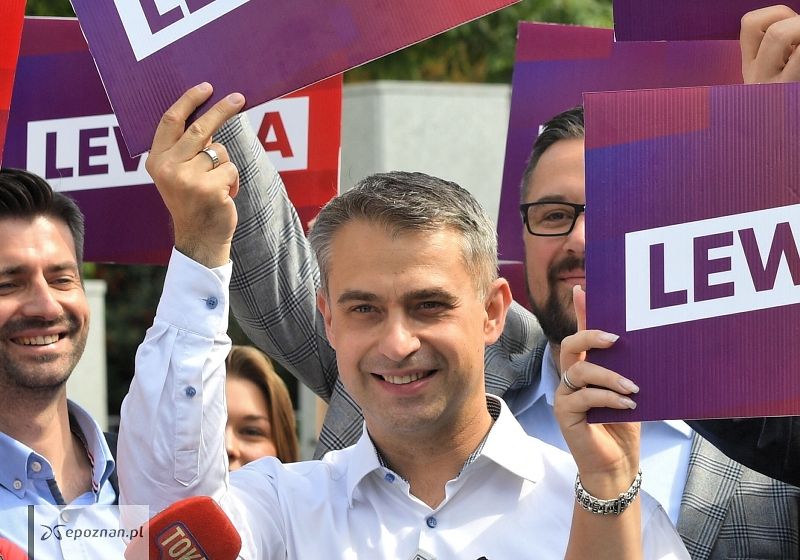 Gawkowski (z lewej, Wiosna) i Czarzasty (z prawej, przewodniczący SLD) podczas kampanii wyborczej | fot. PAP/Radek Pietruszka