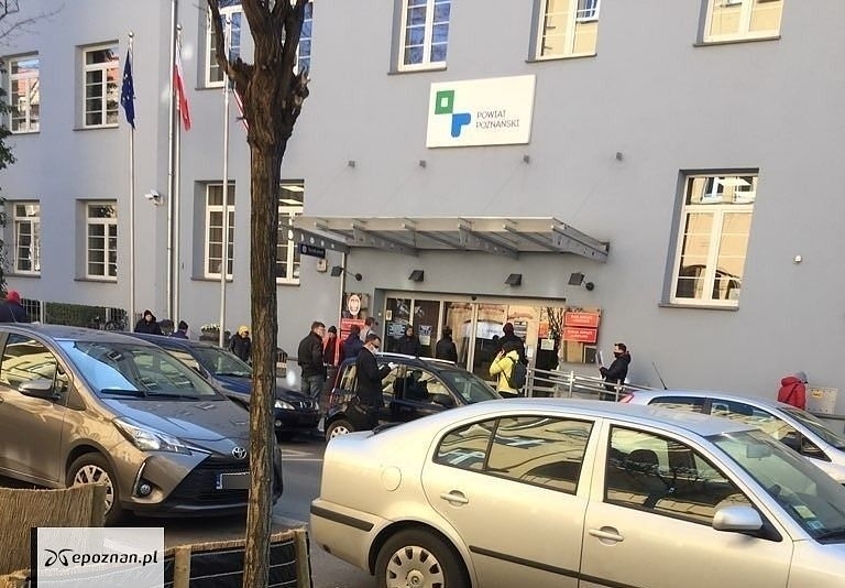 czytelnik | fot. Kolejki przed Starostwem Powiatowym z końca marca