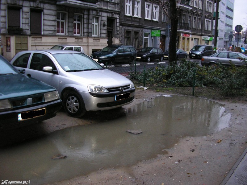 Tak parkowano tu auta przed remontem | fot. Stowarzyszenie Piękne Jeżyce