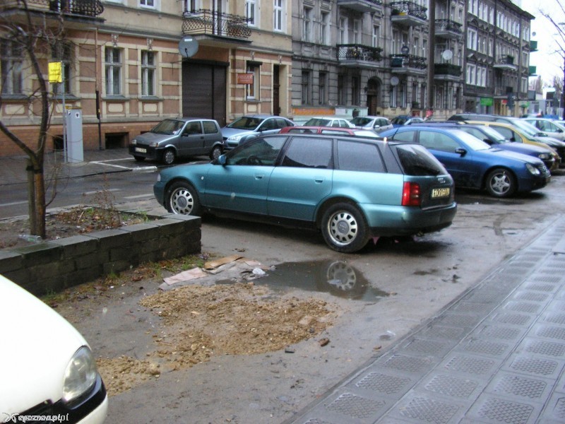 Tak parkowano tu auta przed remontem | fot. Stowarzyszenie Piękne Jeżyce