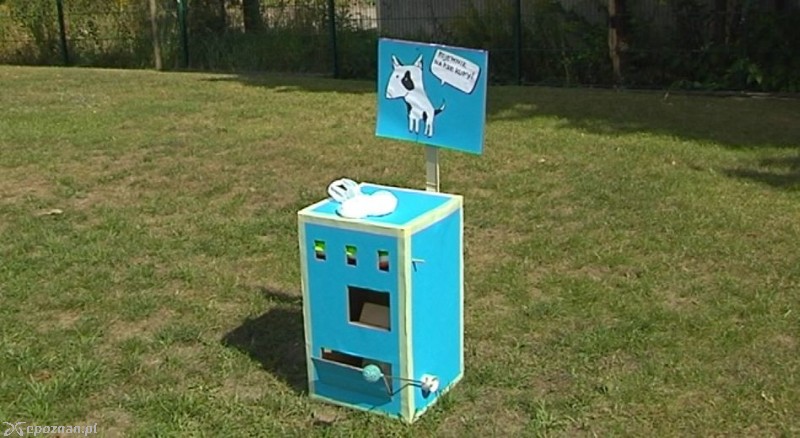 Kartonowy prototyp maszyny, która stanie na os. Chrobrego