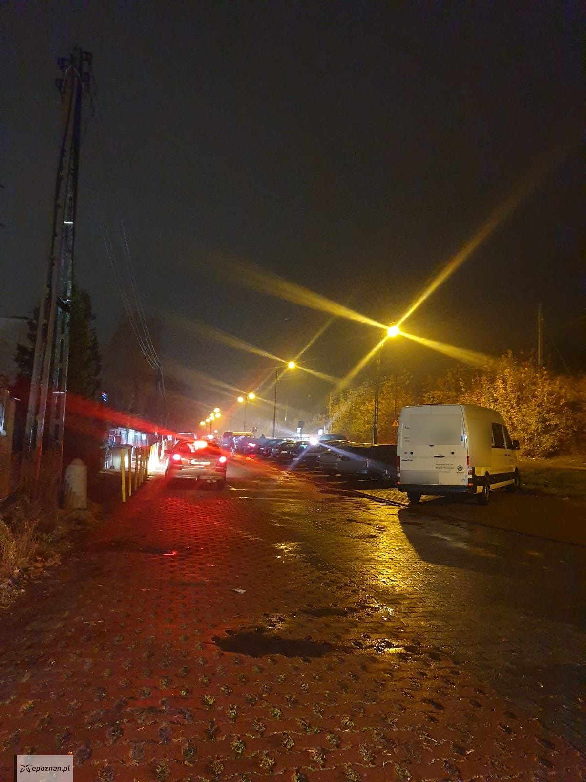 Parking przy cmentarzu na Miłostowie ( od ul. Gnieźnieńskiej) | fot. Daniel