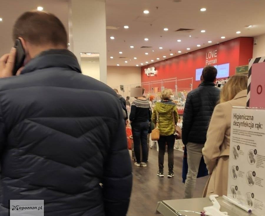 TK MAXX w Galerii Malta i długa kolejka do kasy | fot. Czytelniczka