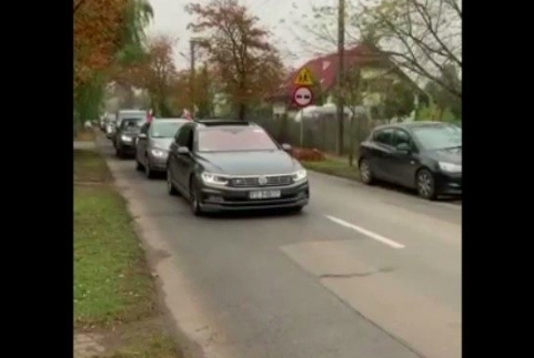 Kolumna samochodów w pobliżu poznańskiego domu Przyłębskiej | fot. Maciej