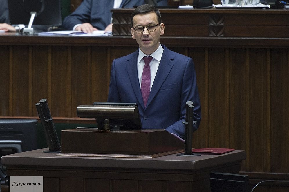 fot. By Fot. Kancelaria Premiera - Expose premiera Mateusza Morawieckiego, Domena publiczna, https://commons.wikimedia.org/w/index.php?curid=64854045
