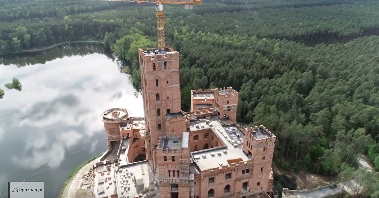 Dziś zamek już tak nie wygląda. W połowie pokryty jest elewacją, która ma mu nadać średniowieczny charakter | fot. Śladami PRL / YouTube