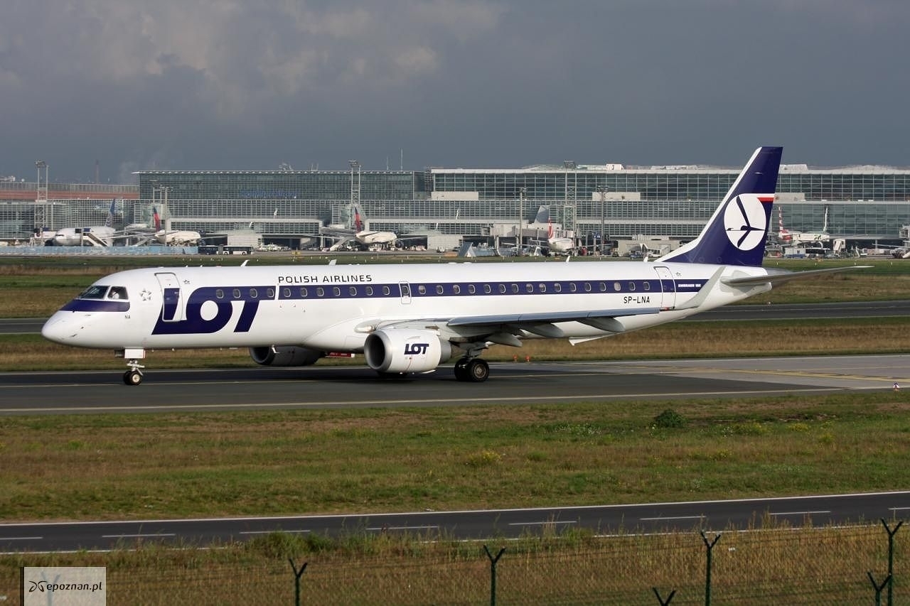 Zdjęcie ilustracyjne | fot. By Kambui - LOT - Polish Airlines / Polskie Linie Lotnicze Embraer 195LR (ERJ-190-200LR) SP-LNA, CC BY 2.0, https://commons.wikimedia.org/w/index.php?curid=58291134