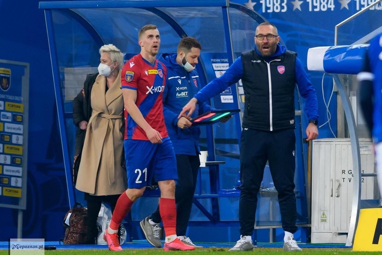 Trener Papszun (z prawej) podczas wtorkowego meczu | fot. PAP/Jakub Kaczmarczyk