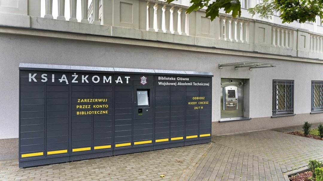Książkomat Biblioteki Głównej Wojskowej Akademii Technicznej w Warszawie | fot. bracz.edu.pl