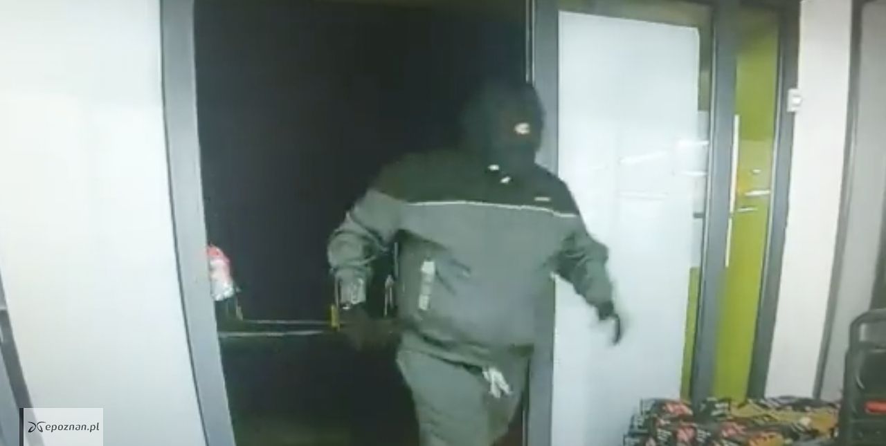Chwilę przed wysadzeniem bankomatu w Kwilczu | fot. Policja