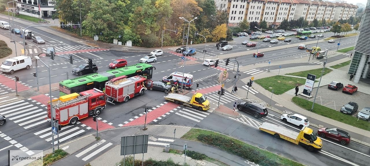 W zdarzeniu uczestniczyła żółta karetka widoczna na przystanku. Miała dachować | fot. Czytelnik