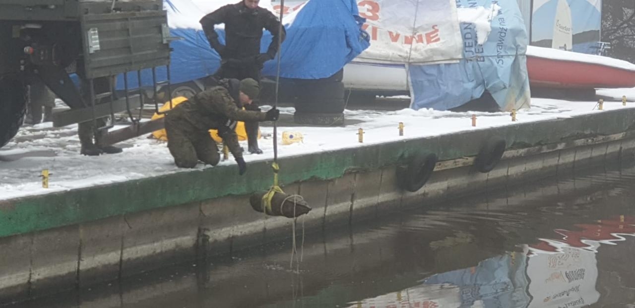 Moment wyciągania bomby z wody | fot. 8. Flotylla Obrony Wybrzeża