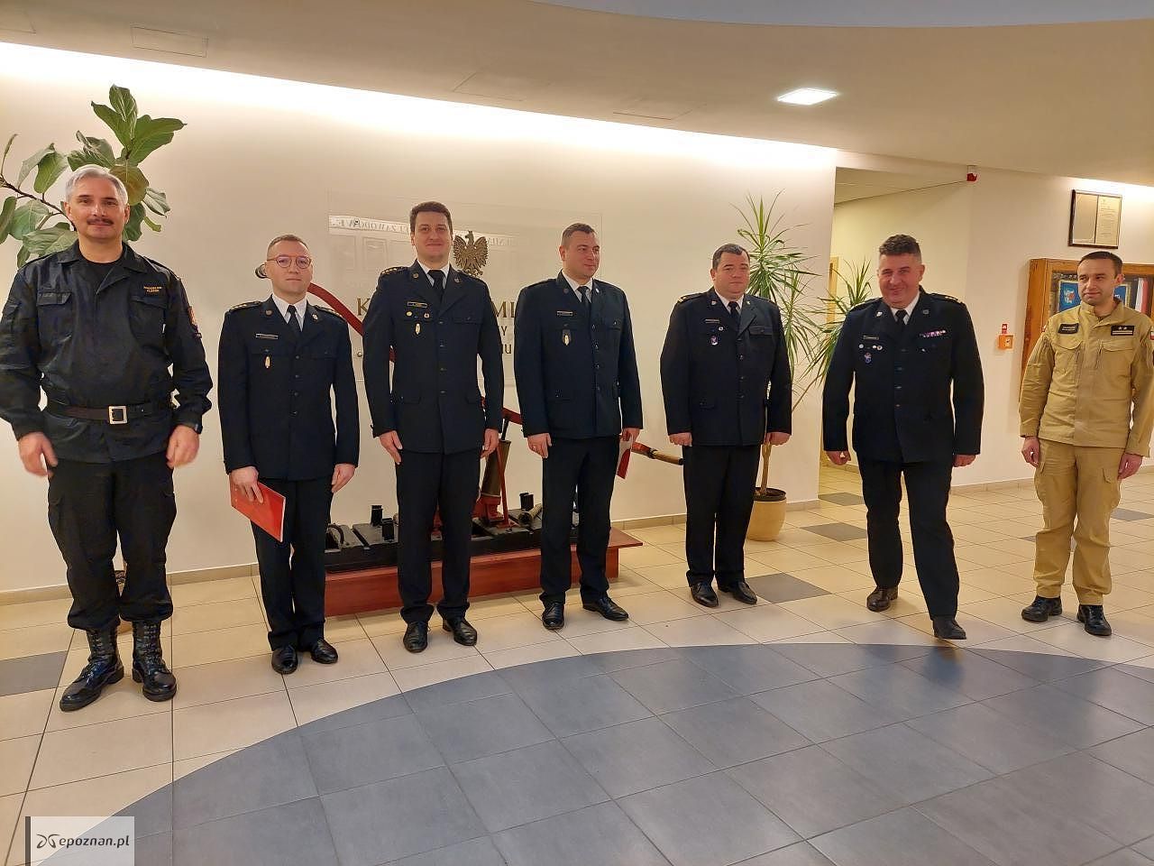 Krzysztof Pertman w środku, Rafał Kominowski drugi z lewej. | fot. KM PSP Poznań