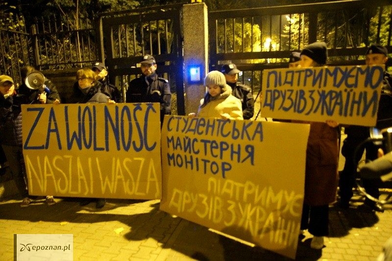 Manifestacja przed konsulatem z 2018 roku | fot. Włodzimierz Hoppel / archiwum