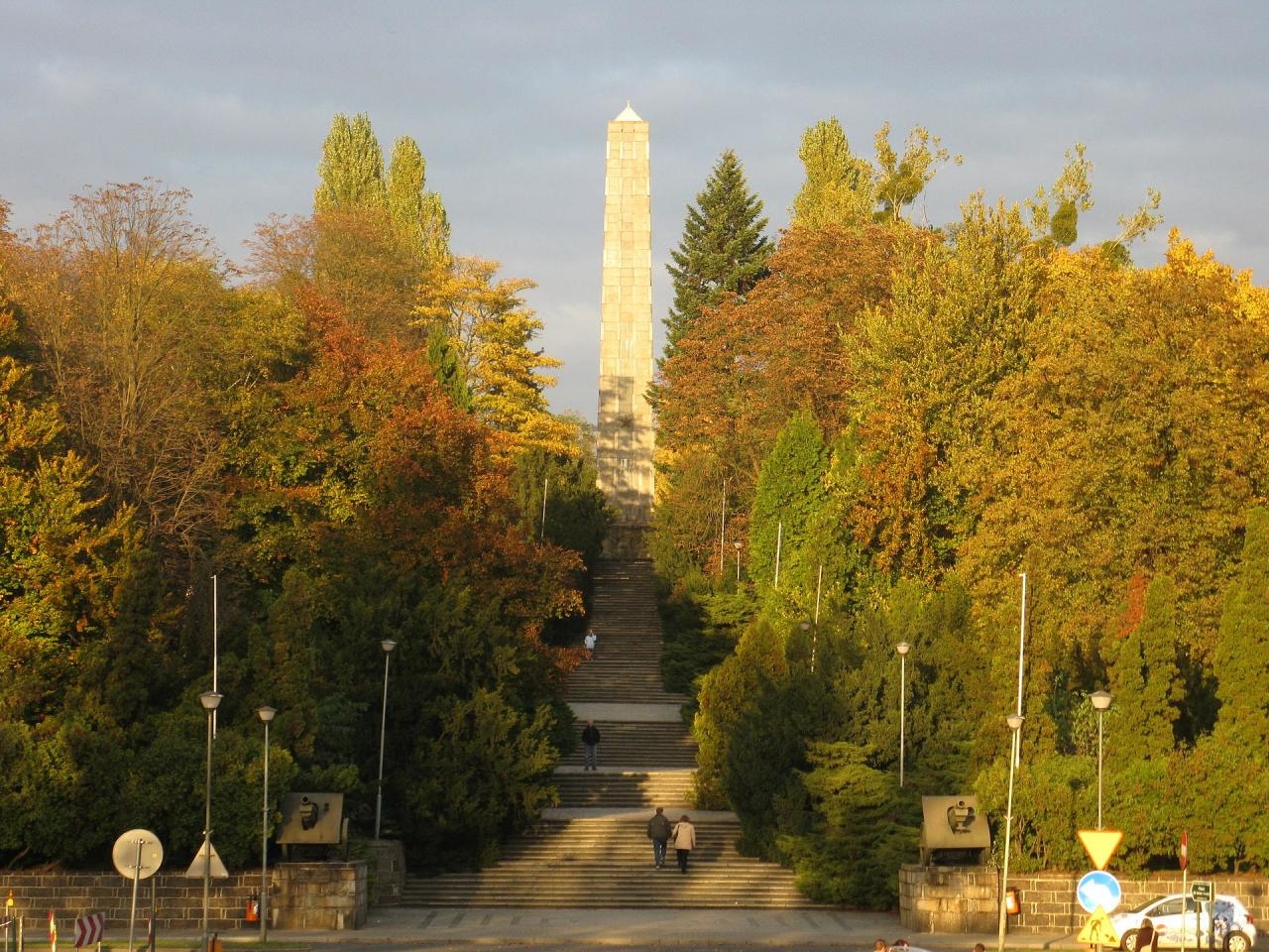 Gwiazdę widać w mniej więcej 1/3 wysokości obelisku | fot. Rzuwig / Wikipedia
