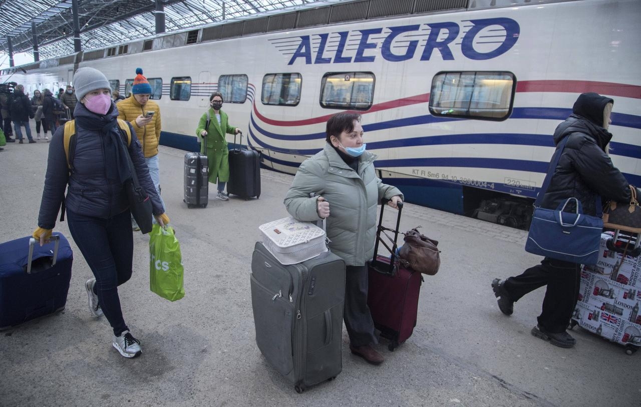 Pasażerowie pociągu z Rosji do Finlandii | fot. PAP/EPA
