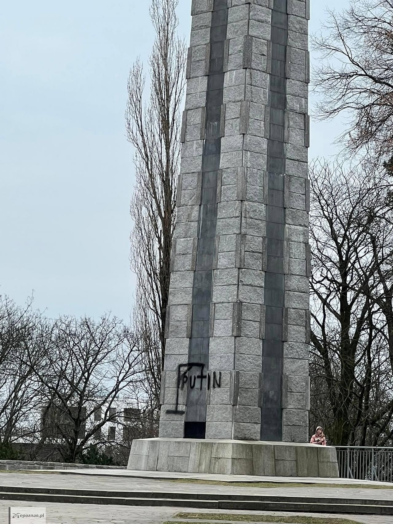 Pomnik ten od początku ataku Rosji na Ukrainę jest obiektem antyrosyjskich incydentów. | fot. Kuba
