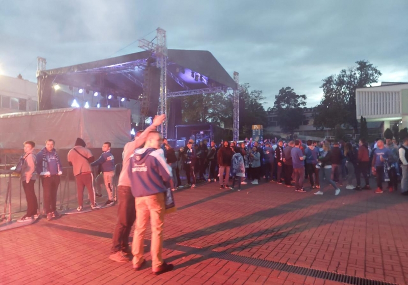 Kibice gromadzą się na pl. Marka | fot. Przemysław