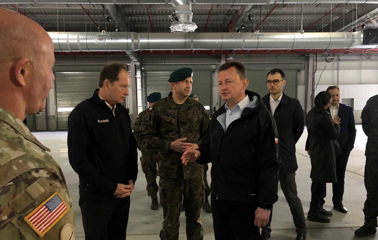 Mariusz Błaszczak w Powidzu - magazyny wielkopowierzchniowe APS | fot. MON
