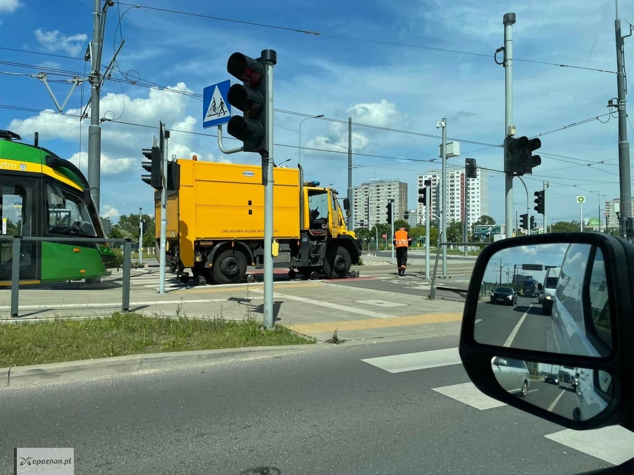 Holowanie jednego z tramwajów do zajezdni | fot. Maciej