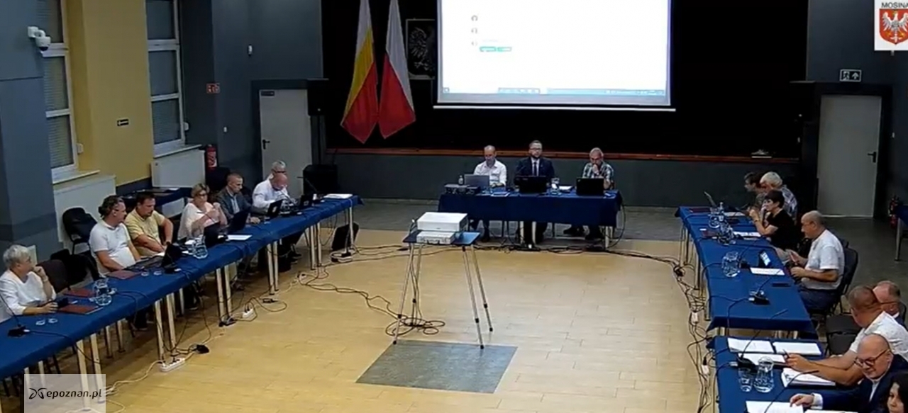 Kadr z rejestru transmisji posiedzenia rady w Mosinie. | fot. Mosina.pl