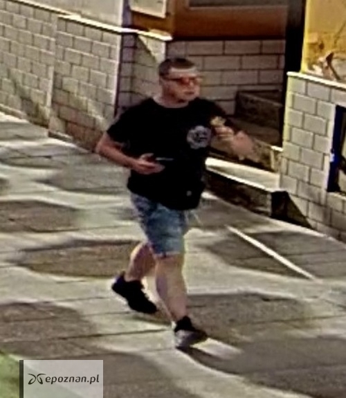 Wizerunek mężczyzny, który wypłacał w Lesznie pieniądze z oszustwa "na blika". | fot. Komenda Miejska Policji w Lesznie