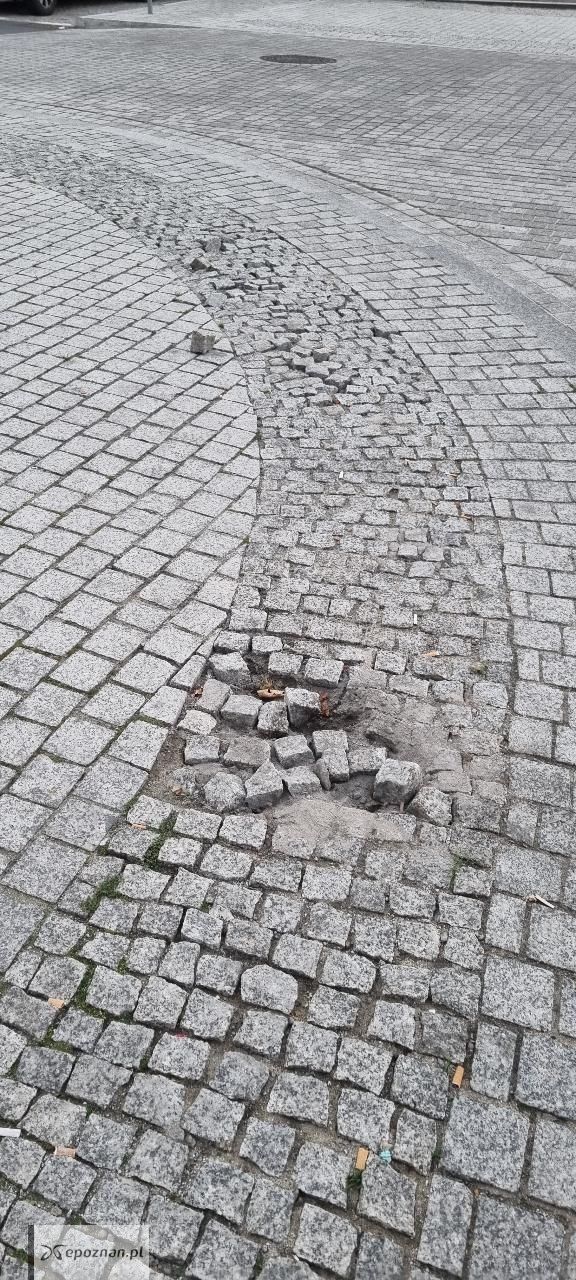 Uszkodzona kostka brukowa na rynku Łazarskim w Poznaniu. | fot. Czytelniczka