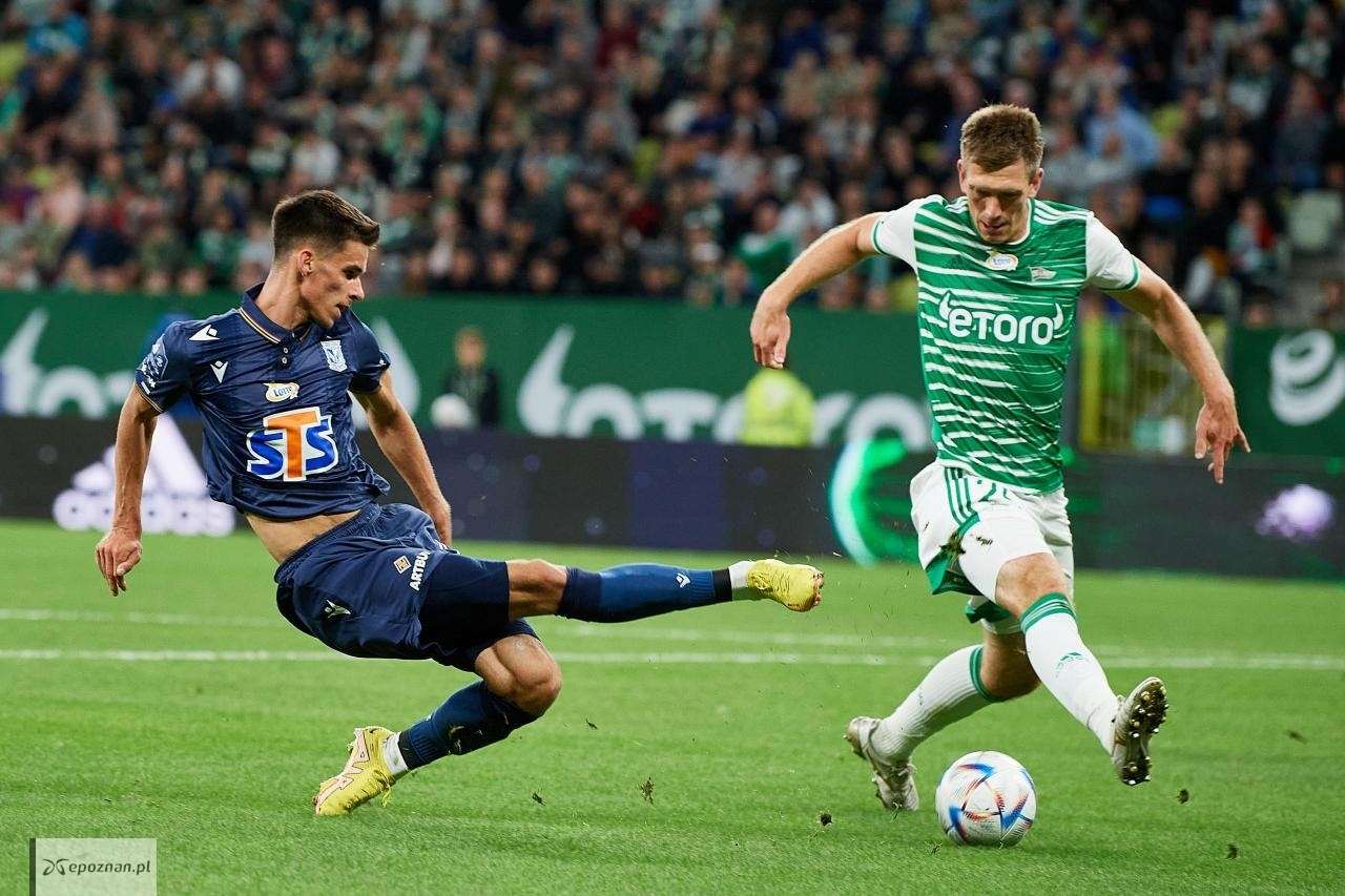 Zawodnik Lechii Gdańsk Michał Nalepa (P) i Filip Marchwiński (L) z Lecha Poznań podczas zaległego meczu 6. kolejki. | fot. Adam Warżawa/ PAP