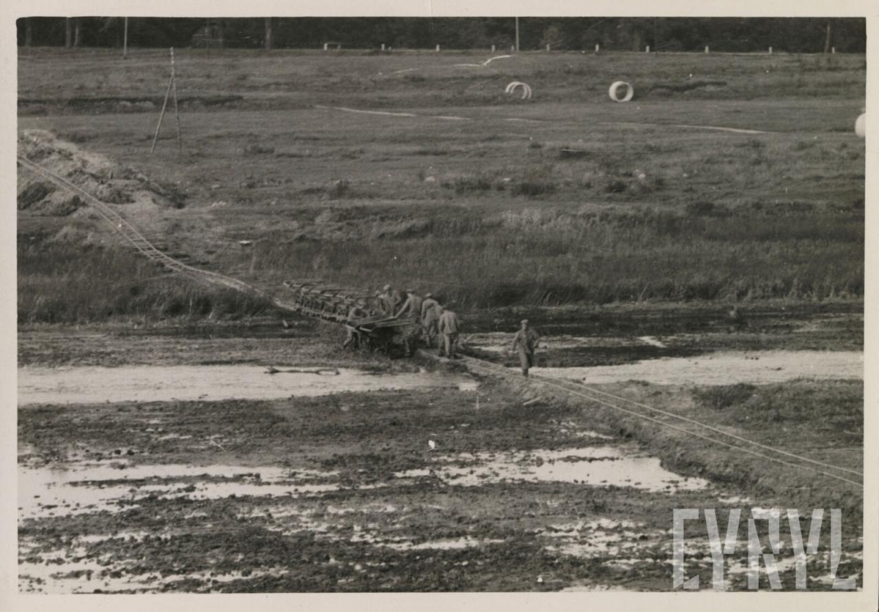 Połowa lat 50. - porządkowanie dna jeziora | fot. Edmund Rozmiarek junior / CYRYL