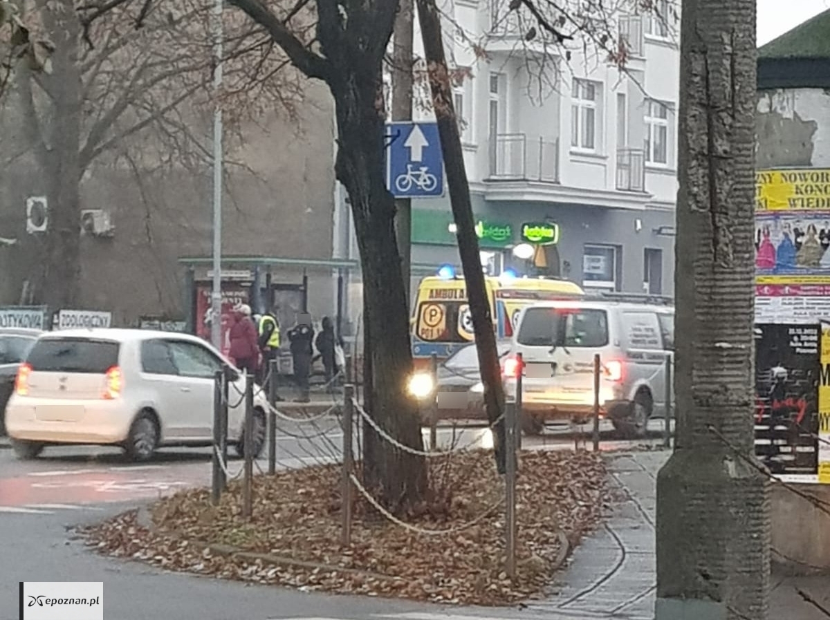 Mężczyznę zabrano we wtorek karetką z przystanku autobusowego | fot. Czytelniczka