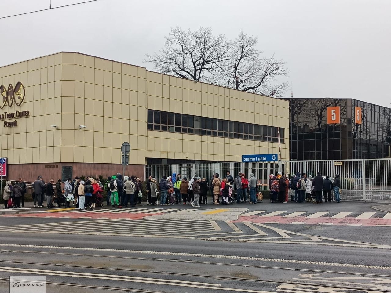Kolejka osób oczekujących na wejście na teren MTP | fot. Włodzimierz Hoppel